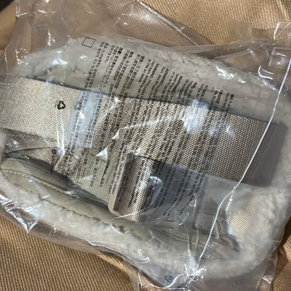 Lululemon Fleece Everywhere belt bag NWT natural color - Picture 3 of 3